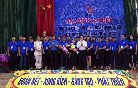 Lãnh đạo huyện Than Uyên và Tỉnh Đoàn tặng hoa chúc mừng Ban Chấp hành Huyện Đoàn khóa XVII