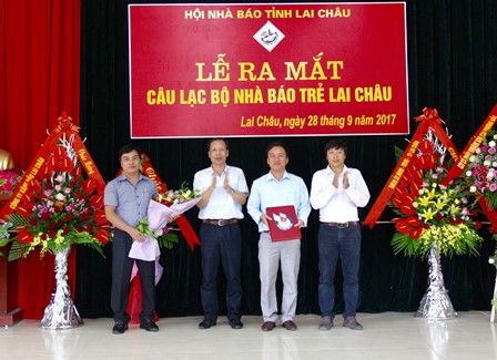 Đồng chí Nguyễn Văn Mai - Chủ tịch Hội Nhà báo tỉnh trao Quyết định thành lập CLB bộ Nhà báo trẻ Lai Châu cho Ban Chủ nhiệm CLB bộ