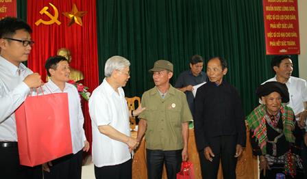 Tổng Bí thư Nguyễn Phú Trọng thăm hỏi, tặng quà gia đình chính sách xã Bản Bo, huyện Tam Đường (ảnh: TP)