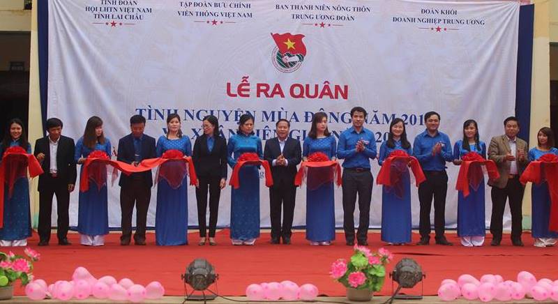 Đ/c Tống Thanh Hải, UVBTVTU, Phó Chủ tịch UBND tỉnh cùng lãnh đạo Đoàn thanh niên, các đơn vị và huyện Mường Tè cắt băng Lễ ra quân