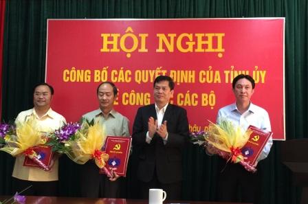 Đồng chí Đỗ Ngọc An, Phó Bí thư Thường trực Tỉnh ủy trao  các Quyết định và tặng hoa chúc mừng 03 đồng chí (ảnh: AT)