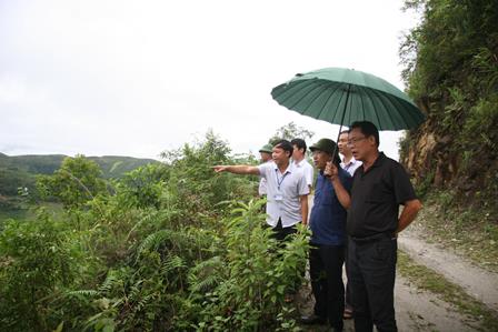 Đồng chí Lê Trọng Quảng - TUV, Phó Chủ tịch UBND tỉnh kiểm tra tình hình sạt lở tại xã Tà Mung, huyện Than Uyên