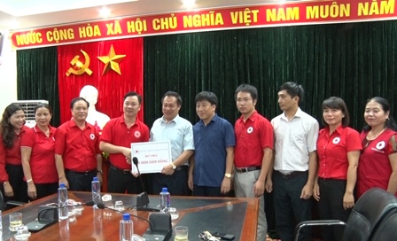 Hội chữ thập đỏ thành phố Hà Nội trao số tiền hỗ trợ cho Hội chữ thập đỏ tỉnh Lai Châu