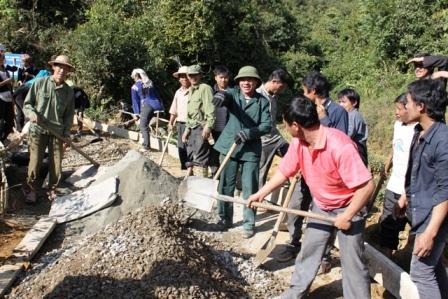 Đ/c Sùng A Hồ- Bí thư Đảng ủy xã Sùng Phài cùng nhân dân làm đường theo chương trình xây dựng nông thôn mới (Ảnh : Thu Trang)