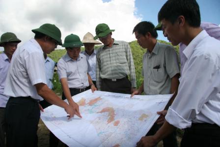 Đoàn công tác kiểm tra đất vùng dự án trồng rừng sản xuất  trên bản đồ quy hoạch tại huyện Tân Uyên