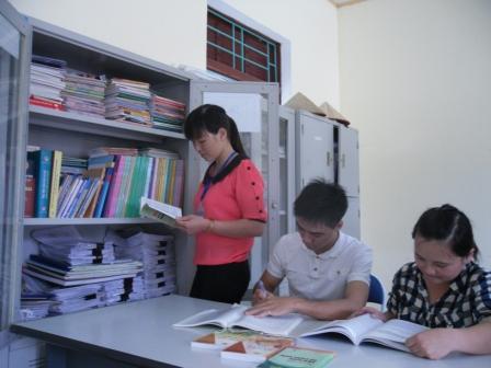             Cán bộ phường Tân phong(TX Lai Châu) tìm đọc sách từ Đề án Sách cho cơ sở xã, phường, thị trấn