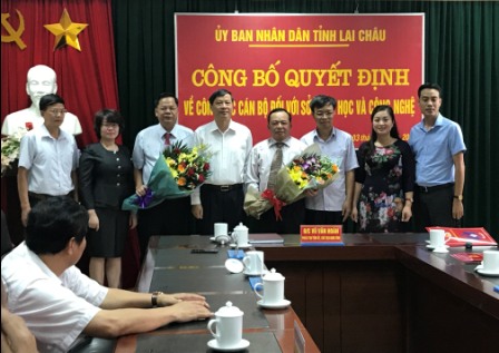 Đồng chí Vũ Văn Hoàn - Phó Bí thư Tỉnh ủy, Chủ tịch HĐND tỉnh, cùng đại diện các sở, ngành tặng hoa tại buổi lễ.