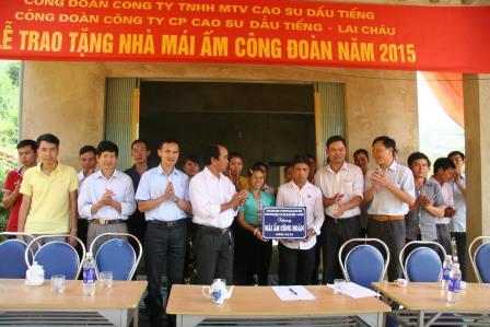 Gia đình anh Hoàng Văn Chài (Cường) nhận “Mái ấm Công đoàn” từ Công Đoàn Công ty Cổ phần Cao su Dầu Tiếng Lai Châu