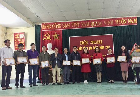    Khen thưởng các đảng viên hoàn thành xuất sắc nhiệm vụ năm 2017