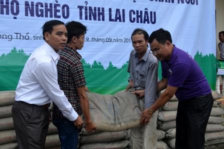 Đại diện Chi nhánh Viettell Lai Châu trao xi măng tượng trưng cho đại diện các hộ nghèo huyện Phong Thổ