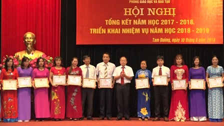 Các tập thể, cá nhân có thành tích xuất sắc năm học 2017-2018 được khen thưởng