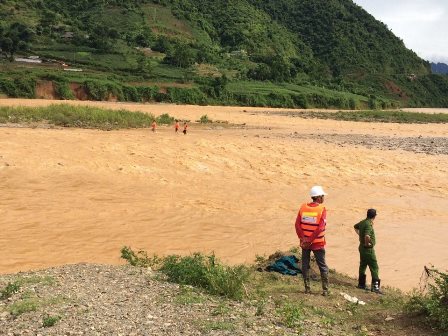 Lực lượng chức năng nỗ lực tìm kiếm thi thể nạn nhân bà Tòng Thị Dơm tại khu vực suối Nậm Kim 1