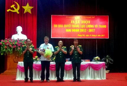 Lãnh đạo Bộ CHQS tỉnh tặng hoa chúc mừng Đại hội thi đua quyết thắng LLVT huyện Phong Thổ, giai đoạn 2012 - 2017