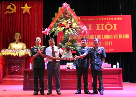 Đại tá Nguyễn Ngọc Lương, Phó chỉ huy trưởng, Tham mưu trưởng Bộ CHQS tỉnh tặng lẵng hoa chúc mừng Đại hội
