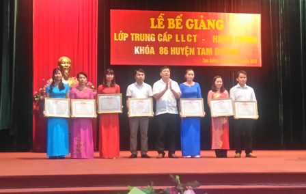 Đồng chí Nguyễn Tiến Tăng - Hiệu trưởng Trường Chính trị trao giấy khen cho học viên