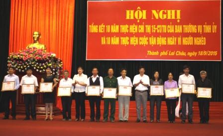 Lãnh đạo thành phố Lai Châu trao Giấy khen cho các cá nhân có tích xuất sắc trong việc thực hiện Chỉ thị 15-CT/TU của Ban Thường vụ Tỉnh ủy