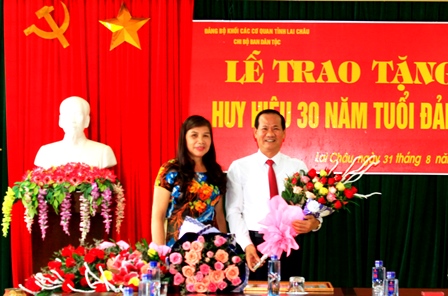 Đồng chí Lò Thị Vương - Phó Ban Dân tộc chúc mừng đồng chí Trần Hữu Chí