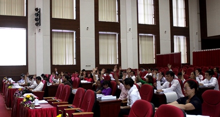 Các đại biểu biểu quyết thông qua các nghị quyết