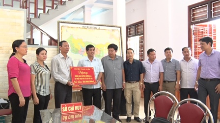 Lãnh đạo huyện Than Uyên trao tiền hỗ trợ cho huyện Mường La