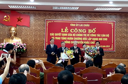 Đồng chí Trần Quốc Vượng, Ủy viên Bộ Chính trị, Thường trực Ban Bí thư Trung ương Đảng trao các quyết định cho đồng chí Nguyễn Khắc Chử và đồng chí Giàng Páo Mỷ