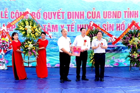 Đồng chí Tống Thanh Hải - Uỷ viên Ban thường vụ Tỉnh ủy, Phó Chủ tịch Thường trực Tỉnh ủy trao Quyết định thành lập cho Ban Giám đốc Trung tâm y tế huyện Sìn Hồ