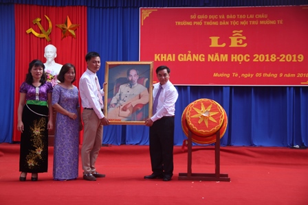 Đồng chí Trần Đức Vương, UVBTV, Trưởng ban Tuyên giáo Tỉnh ủy chúc mừng thầy và trò nhà trường