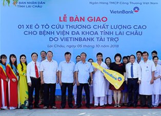 Lãnh đạo Ngân hàng Thương mại cổ phần Công thương Việt Nam trao chìa khóa xe cứu thương chất lượng cao cho lãnh đạo Bệnh viện Đa khoa tỉnh Lai Châu