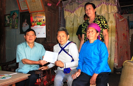 Lãnh đạo Ủy ban MTTQ Việt Nam tỉnh, Hội Người cao tuổi tỉnh trao quà cho gia đình hội viên người cao tuổi Lý Thị Phượng (bản San Thàng 2, xã San Thàng)