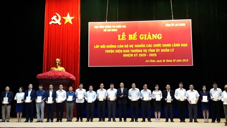 Đồng chí Vũ Văn Hoàn, Phó Bí thư TT Tỉnh ủy, Chủ tịch HĐND tỉnh, Trưởng BCĐ lớp bồi dưỡng trao Chứng nhận tốt nghiệp cho các học viên