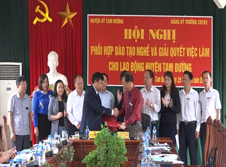 Lãnh đạo Huyện ủy và Đảng ủy trường Cao đẳng Than - Khoáng sản Việt Nam ký kết Quy chế phối hợp đào tạo nghề và giải quyết việc làm