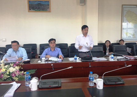 Đồng chí Lò Văn Biên, Phó Trưởng Ban Dân tộc HĐND tỉnh thông qua báo cáo thẩm tra tại cuộc họp