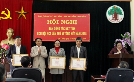 Đại diện Hội NCT tỉnh trao Bằng khen cho tập thể có thành tích xuất sắc trong phong trào thi đua yêu nước "Tuổi cao - Gương sáng" năm 2018