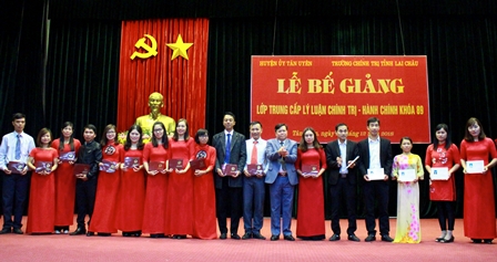 Đc Phan Văn Nguyên Phó Bí thư Huyện ủy, Chủ tịch HĐND huyện trao Bằng tốt nghiệp cho các học viên