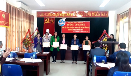 Đ/c Lương Thị Diệp - Chủ tịch HLHPN huyện trao giấy khen cho các hội cơ sở