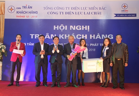 Lãnh đạo Công ty Điện lực Lai Châu trao giải nhất cho khách hàng may mắn tham dự Hội nghị