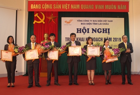 Đồng chí Nguyễn Quốc Vinh tặng Giấy khen cho các đơn vị xuất sắc
