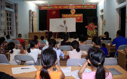 Lớp dạy học chữ Thái tại xã Mường Cang, huyện Than Uyên