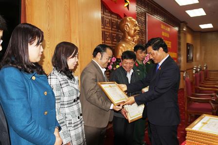 Đồng chí Chu Lê Chinh - Ủy viên BTV, Trưởng Ban Dân vận Tỉnh ủy trao Giấy khen cho các tập thể có thành tích xuất sắc trong công tác dân vận năm 2018