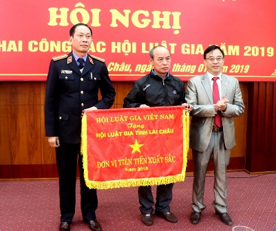 Đại diện lãnh đạo Hội Luật gia tỉnh nhận Cờ thi đua năm 2018 của Hội Luật gia Việt Nam trao tặng