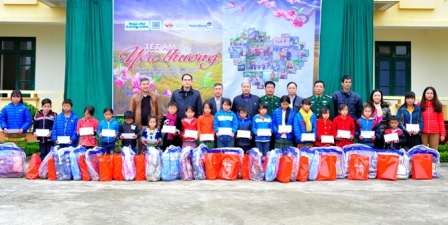 Đoàn công tác của Tạp chí Cộng sản, Tập đoàn dầu khí Việt Nam, Ngân hàng Vietinbank trao quà cho hộ gia đình khó khăn, học sinh nghèo vượt khó học giỏi
