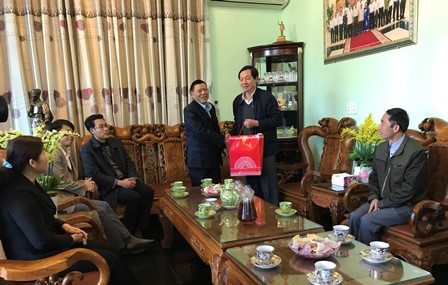 Đoàn công tác đến thăm, chúc tết đ/c Lò Văn Giàng, nguyên Ủy viên TW Đảng, nguyên Phó Trưởng Ban Dân vận Trung ương, nguyên Bí thư Tỉnh ủy Lai Châu.