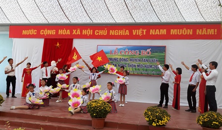 Tiết mục văn nghệ chào mừng Lễ công bố xã Trung Đồng, huyện Tân Uyên đạt chuẩn nông thôn mới 2018