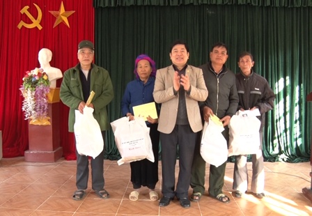 Đ/c Nguyễn Ngọc Dũng - TUV, Bí thư Huyện ủy trao quà cho các hộ gia đình chính sách xã Ta Gia