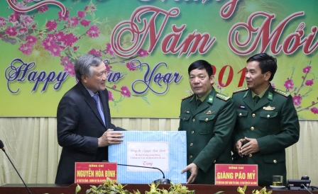 Đồng chí Nguyễn Hòa Bình - Bí thư Trung ương Đảng, Chánh án Tòa án Nhân dân tối cao tặng quà cho Bộ Chỉ huy Bộ đội Biên phòng tỉnh Lai Châu.