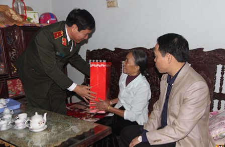 Thiếu tướng Lê Văn Bảy - Ủy viên Ban Thường vụ Tỉnh ủy, Giám đốc công an tỉnh thăm, tặng quà chúc tết gia đình một đồng chí nguyên là lãnh đạo huyện Mường Tè