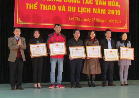 Đ/c Sùng A Hồ - Giám đốc Sở Văn hóa – Thể thao và Du lịch trao giấy công nhận danh hiệu chiến sỹ thi đua cấp cơ sở năm 2018 cho các cá nhân