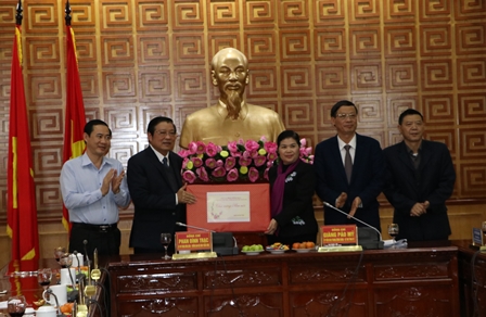 Đ/c Phan Đình Trạc - Bí thư TW Đảng, Trưởng Ban nội chính TW tặng quà tết trong buổi làm việc với Tỉnh ủy, HĐND, UBND và các Ban, Ngành tỉnh.