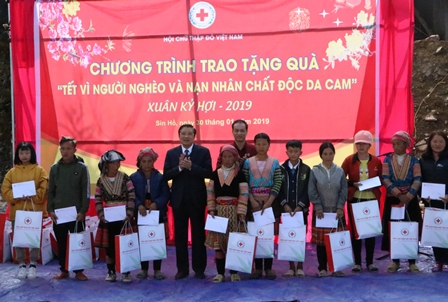 Phan Đình Trạc- Bí thư TW Đảng- Trưởng Ban nội chính TW trao quà tết cho hộ nghèo, hộ ảnh hưởng thiên tai tại xã Làng Mô (Sìn Hồ).