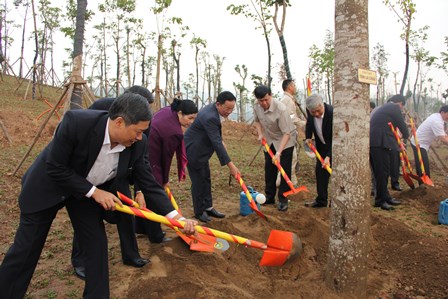 Các đồng chí lãnh đạo tỉnh Lai Châu và tỉnh Sơn La trồng cây tại Quảng trường Tây Bắc, Tượng đài Bác Hồ với đồng bào các dân tộc Tây Bắc