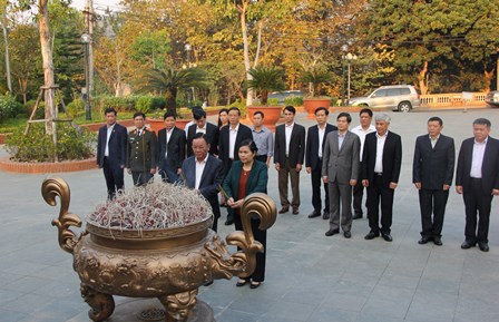 Các đồng chí lãnh đạo tỉnh Lai Châu và tỉnh Sơn La thắp hương tri ân các anh hùng liệt sỹ và thăm Nhà tù Sơn La